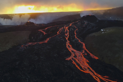 Cratère et coulées de lave en formation - 1mn 02s